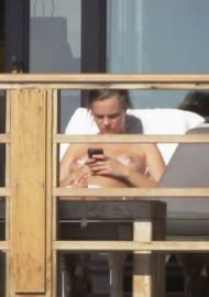 golaya-kara-delevin-32 Сиськи Кары Делевинь