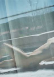 golaya-kara-delevin-6 Голая Кара Делевинь в отражение стекла