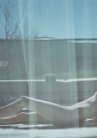 golaya-kara-delevin-7 Голая Кара Делевинь в отражение стекла