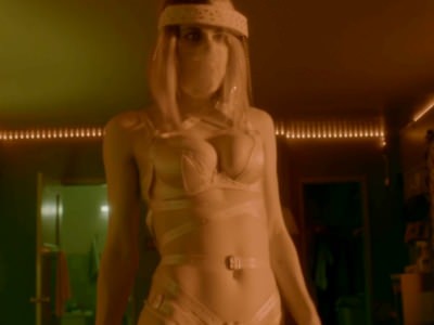 Александра Даддарио в нижнем белье в фильме Заражение