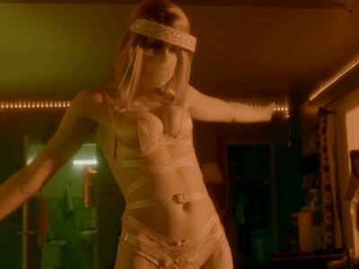 Александра Даддарио в нижнем белье в фильме Заражение