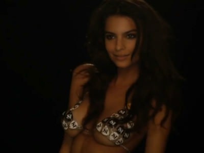 Эмили Ратаковски в купальнике