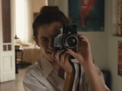 emma-uotson-strastno-celuetsya-s-parnem-1 Эмма Уотсон фотографирует парня в фильме Колония Дигнидад