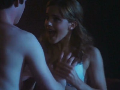 Эмму Уотсон трогают за грудь в фильме Хорошо быть тихоней