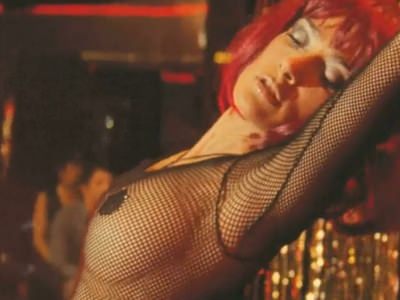 eroticheskij-tanec-salmy-hajek-amerikanec-3 Грудь Сальмы Хайек в фильме Американец