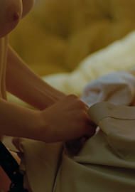 Голая грудь Александры Даддарио