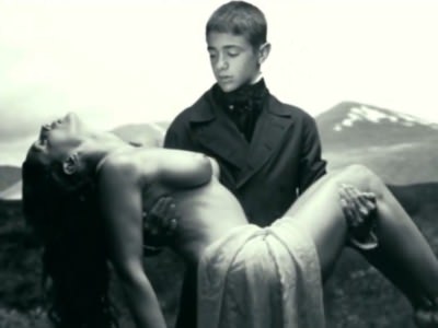 Голая грудь Моники Беллуччи в фильме Малена