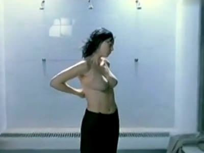 грудь Моники Беллуччи в фильме Тайные агенты