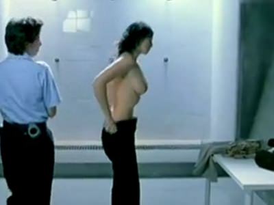 Голая грудь Моники Беллуччи в фильме Тайные агенты