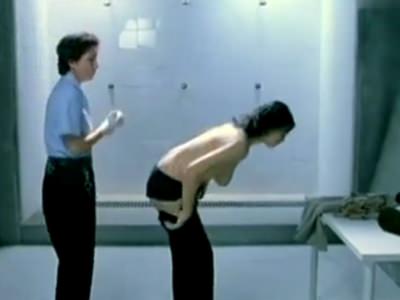 Голая грудь Моники Беллуччи в фильме Тайные агенты