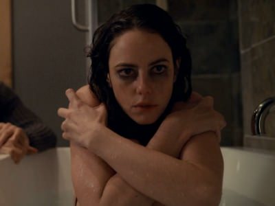 Голая Кая Скоделарио сидит в ванной