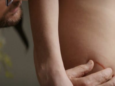 Голая попа Энн Хэтэуэй из фильма Море соблазна