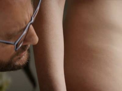 Голая попа Энн Хэтэуэй из фильма Море соблазна