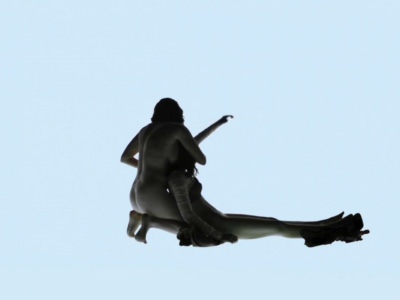 golaya-skarlett-johansson-zabiraet-odezhdu-u-devushki-2 Голая Скарлетт Йоханссон забирает одежду у девушки