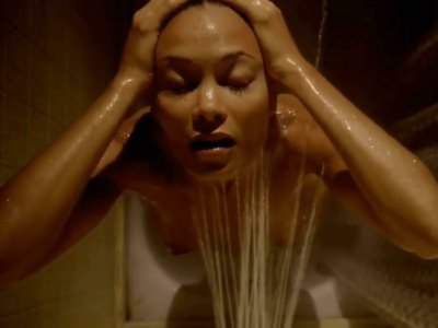 golaya-tendi-nyuton-seks-v-dushe-1 Голая Тэнди Ньютон в душе