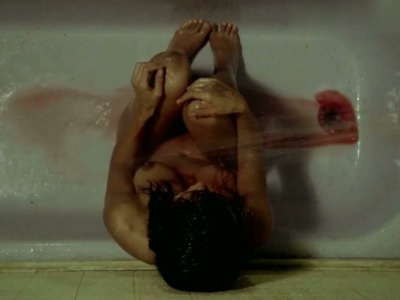 Голая Тэнди Ньютон в ванной в сериале Бестия