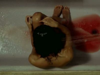 Голая Тэнди Ньютон в ванной в сериале Бестия