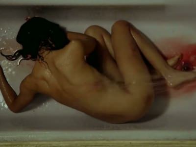 Голая Тэнди Ньютон в ванной в сериале Бестия