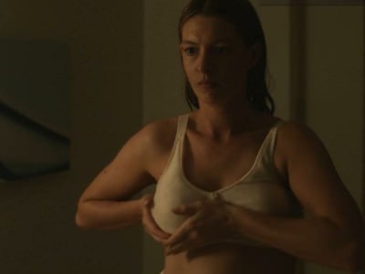 Грудь Энн Хэтэуэй из фильма Последнее, чего он хотел