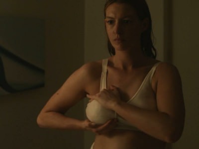 Грудь Энн Хэтэуэй из фильма Последнее, чего он хотел