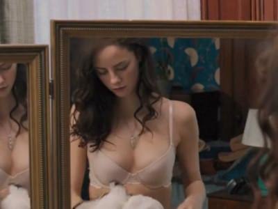 Грудь Каи Скоделарио в фильме Эмануэль и правда о рыбах