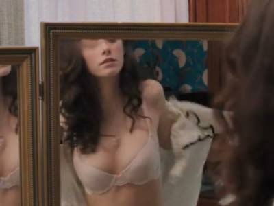 Грудь Каи Скоделарио в фильме Эмануэль и правда о рыбах