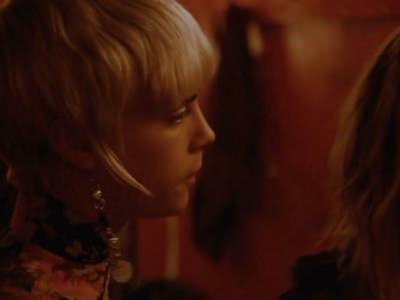 Кара Делевинь целует девушку в засос в фильме Её запах