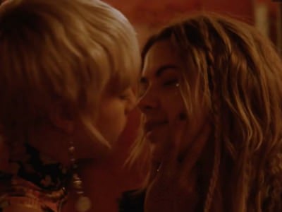 Кара Делевинь целует девушку в засос в фильме Её запах