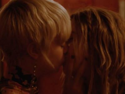 Кара Делевинь целует девушку в засос в фильме Её запах