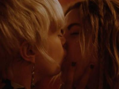 Кара Делевинь целует девушку в засос в фильме Её запах