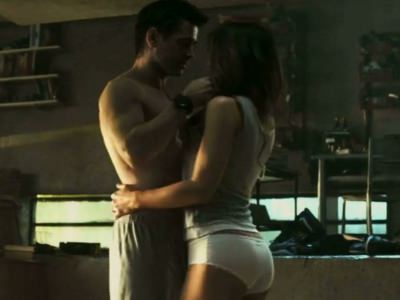 Кейт Бекинсейл в трусиках в фильме Вспомнить всё
