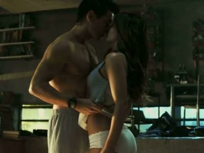Кейт Бекинсейл в трусиках в фильме Вспомнить всё
