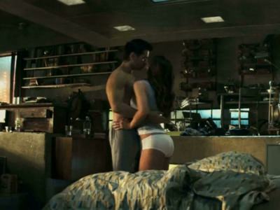 Кейт Бекинсейл в трусиках в фильме Вспомнить всё