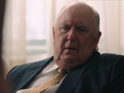 margo-robbi-pokazyvaet-trusy-skandal-4 Мужчина смотрит на Марго Робби в трусах в фильме Скандал