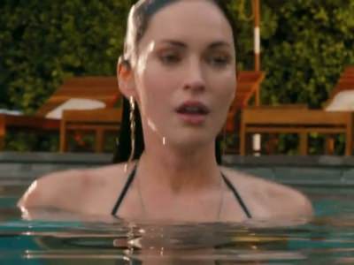 Меган Фокс в купальнике в фильме Это сорок