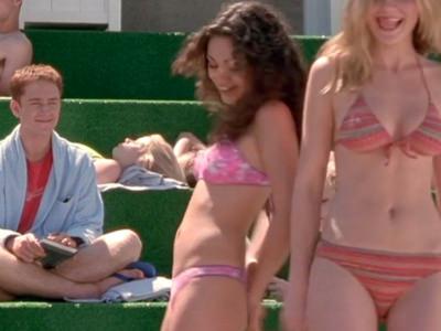 mila-kunis-v-kupalnike-virus-lyubvi-2 Мила Кунис и Кирстен Данст в купальнике в фильме Вирус любви