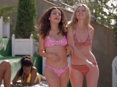 mila-kunis-v-kupalnike-virus-lyubvi-3 Мила Кунис и Кирстен Данст в купальнике в фильме Вирус любви