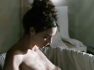 Молодая Моника Беллуччи принимает ванну