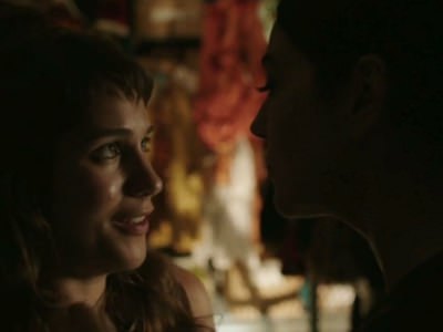 monika-belluchchi-celuet-devushku-v-guby-2 Моника Беллуччи целует девушку в губы