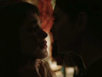 monika-belluchchi-celuet-devushku-v-guby-3 Моника Беллуччи целует девушку в губы