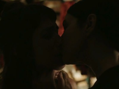 monika-belluchchi-celuet-devushku-v-guby-4 Моника Беллуччи целует девушку в губы