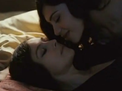 Моника Беллуччи целуется с девушкой в засос