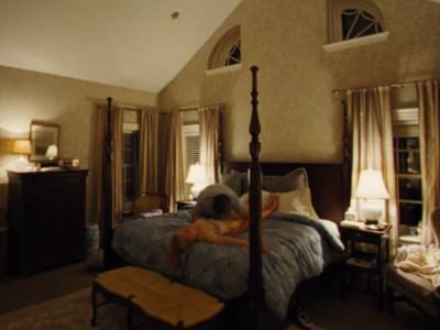 Мужчина снимает трусики с Николь Кидман