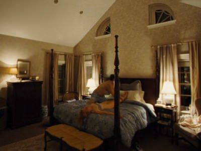 Мужчина снимает трусики с Николь Кидман