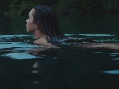 obnazhennaya-megan-foks-plyvet-v-rechke-1 Обнаженная Меган Фокс плывет в речке