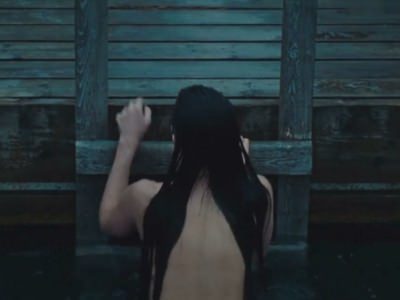 obnazhennaya-megan-foks-plyvet-v-rechke-2 Обнаженная Меган Фокс плывет в речке