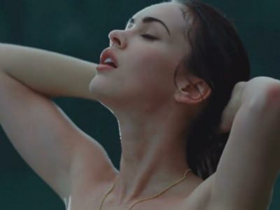 obnazhennaya-megan-foks-plyvet-v-rechke-4 Меган Фокс