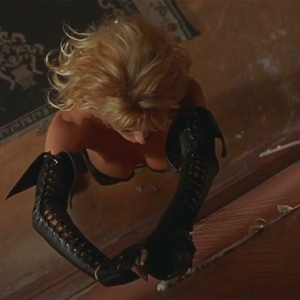 pamela-anderson-ne-nazyvaj-menya-malyshkoj-1 Памела Андерсон в белье в фильме Не называй меня малышкой