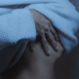 pamela-anderson-siski-podklyuchyonnye-1 Памела Андерсон показывает сиськи в фильме Подключённые