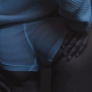 pamela-anderson-siski-podklyuchyonnye-2 Памела Андерсон показывает сиськи в фильме Подключённые